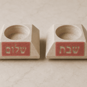 זוג פמוטי נרונים בגון קרם עם לוחיות ורד וחריטת שבת ושלום