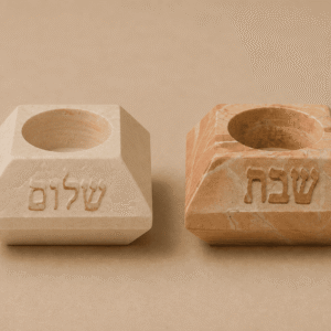 זוג פמוטי נרונים בחיתוך טרפז עם חריטת שבת ושלום בגוני קרם וחול