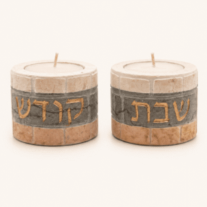 זוג פמוטי נרונים עגולים בגוני קרם אפור וחמרה עם חריטת שבת קודש בזהב