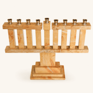 חנוכיית עמודים בגון ענבר עם בתי נר מוזהבים ובסיס מדורג