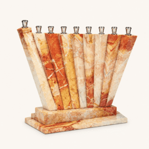 חנוכיית מניפה בגוני אדום חמרה ודבש עם בתי נר מוכספים