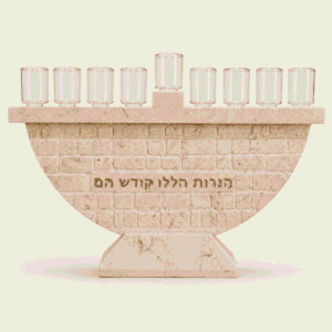 חנוכיית חצי עיגול בגון קרם עם חריטת הנרות הללו קודש הם וכוסיות זכוכית