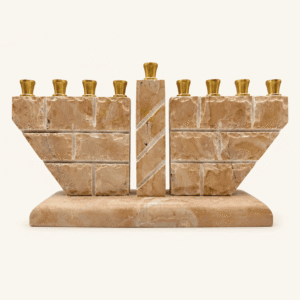 חנוכיית שני אגפי חומה בסיתות גס עם בתי נר מוזהבים
