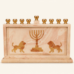 חנוכיה ורודה עם שני אריות זהובים ומנורה ובתי נר מוזהבים