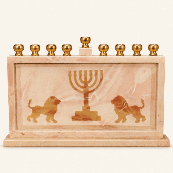 חנוכיית אריות יהודה חנוכיה ורודה עם שני אריות זהובים ומנורה ובתי נר מוזהבים
