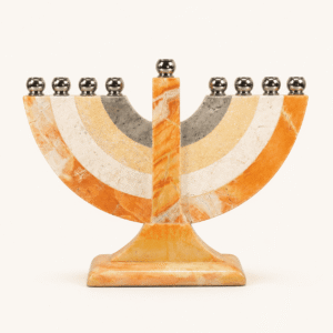 חנוכיית חצי עיגול בקשתות צבע כתום קרם ואפור עם בתי נר מוכספים