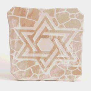 לוח אבן בדוגמת פסיפס עם מגן דוד שזור בולט