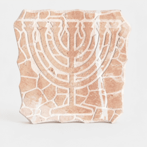 לוח אבן ורודה עם מנורת שבעת הקנים בדוגמת פסיפס