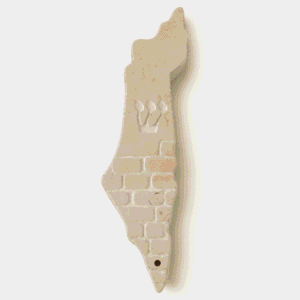 בית מזוזה בצורת מפת ארץ ישראל מאבן בגוון קרם עם האות ש ומרקם הכותל
