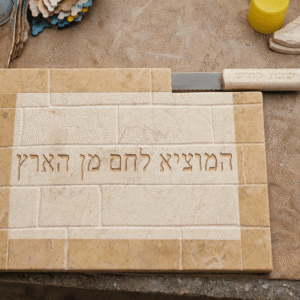 מגש חלה מאבן בגוני דבש עם סכין לחלה