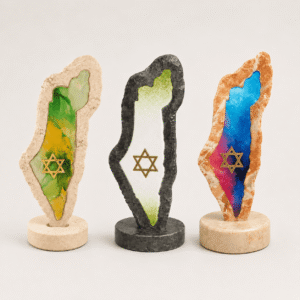 שלושה פסלי ארץ ישראל צבעוניים עם מגן דוד בגימור זהב, בגוונים ירוק, לבן וכחול