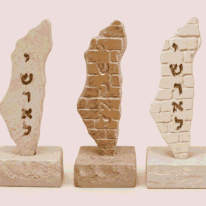 שלושה פסלי ארץ ישראל עם חריטת ישראל בזהב, חלק ושני גווני אבני הכותל המערבי