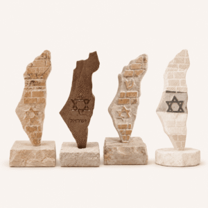 ארבעה פסלי ארץ ישראל עם מגן דוד בגוונים ובדוגמאות שונים