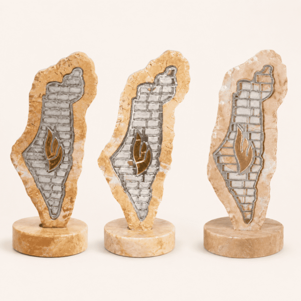 tshura-israel-sculpture-silver-group שלושה פסלי ארץ ישראל עם שריג אבני הכותל המערבי בגימור כסף ואות שין זהובה, בגווני דבש, חול וקרם