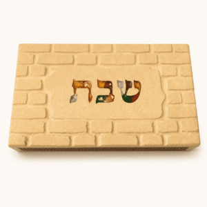 קופסת גפרורים מאבן בדוגמת אבני הכותל המערבי עם המילה שבת בצבעים